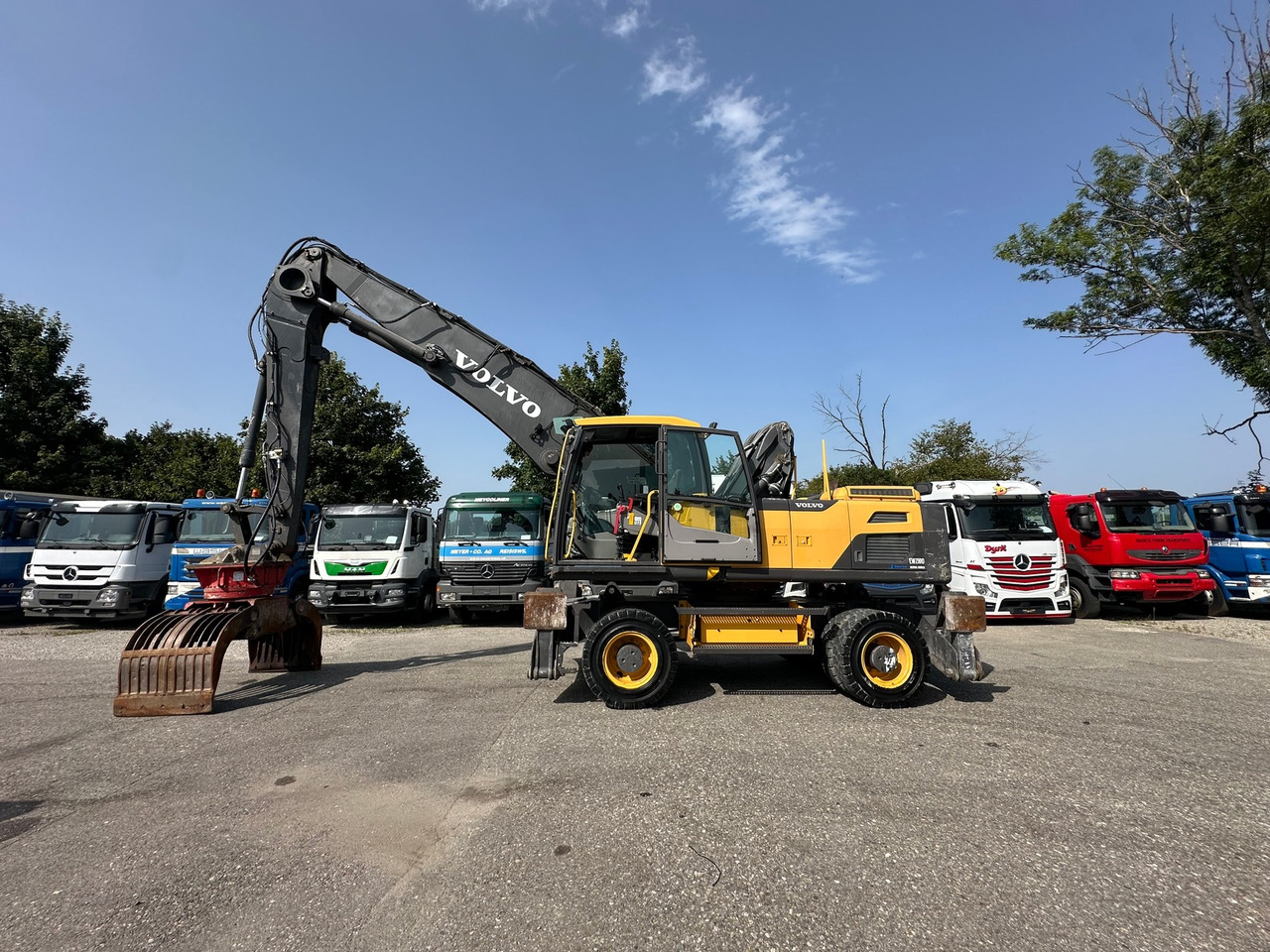 VOLVO EW 210 D 24t Greifer - Kotrógép: 2 kép. VOLVO EW 210 D 24t Greifer - Kotrógép: 2 kép.