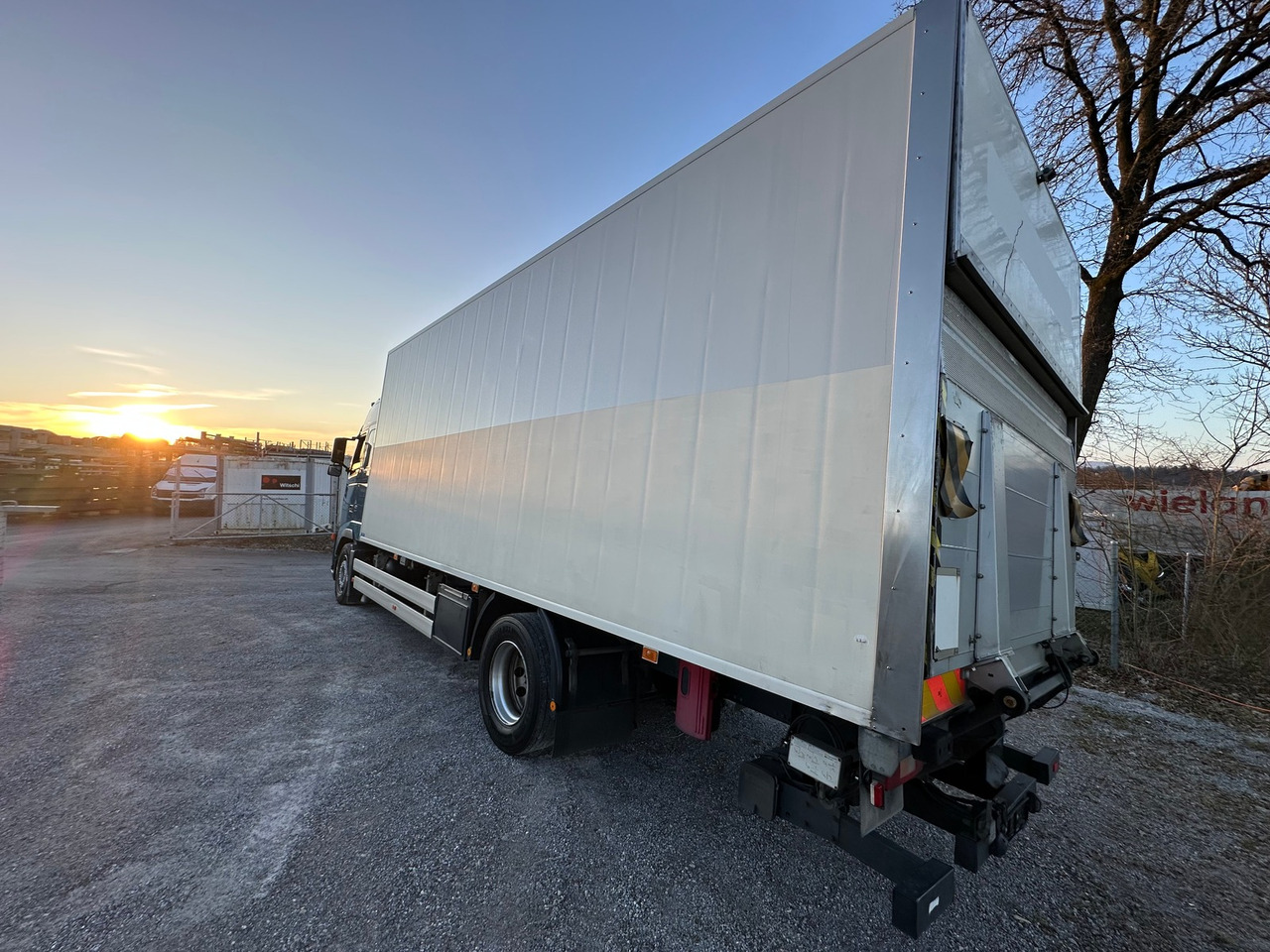 VOLVO FH 400 4x2 Kühler - Hűtős teherautó: 3 kép. VOLVO FH 400 4x2 Kühler - Hűtős teherautó: 3 kép.