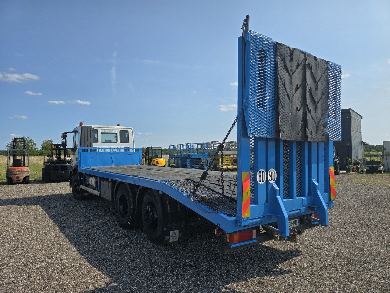 IVECO 260S33 - Autószállító teherautó: 2 kép. IVECO 260S33 - Autószállító teherautó: 2 kép.