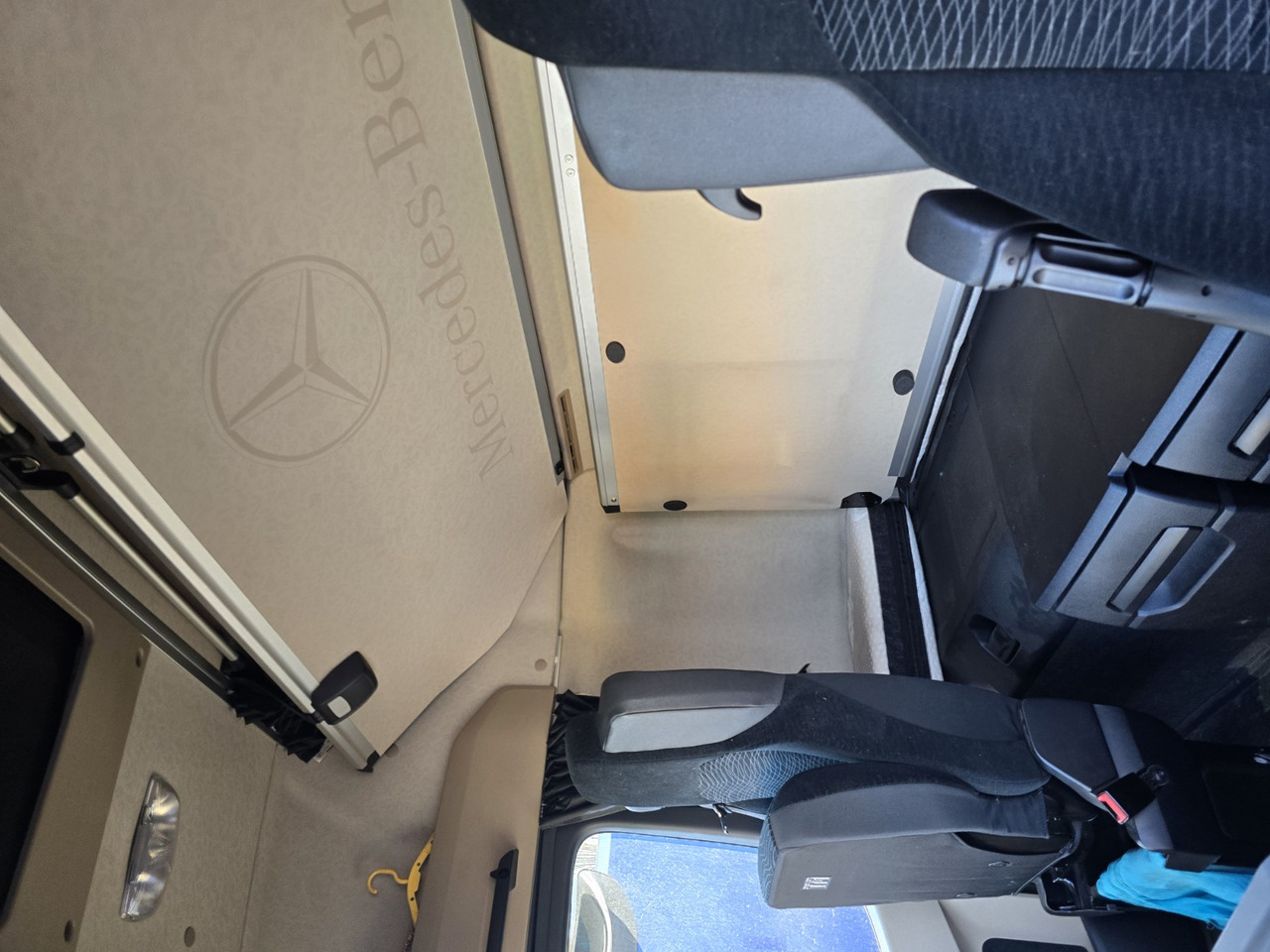 Dobozos felépítményű teherautó MERCEDES-BENZ 1833: 9 kép.