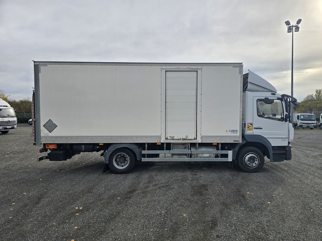 MERCEDES-BENZ Atego 1218 - Box - LIFT - SIDE DOOR - ADR - Dobozos felépítményű teherautó: 3 kép. MERCEDES-BENZ Atego 1218 - Box - LIFT - SIDE DOOR - ADR - Dobozos felépítményű teherautó: 3 kép.