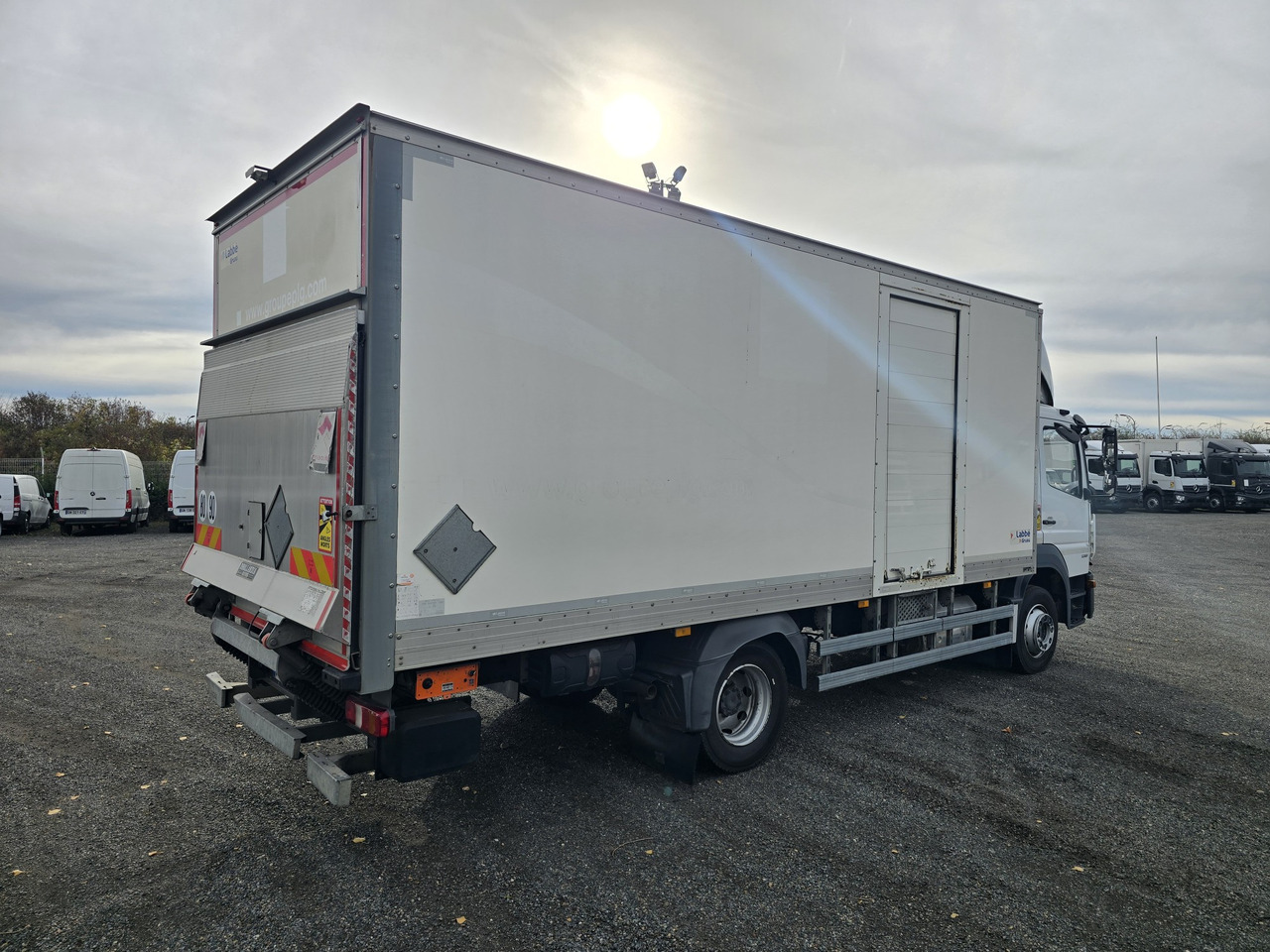 MERCEDES-BENZ Atego 1218 - Box - LIFT - SIDE DOOR - ADR - Dobozos felépítményű teherautó: 4 kép. MERCEDES-BENZ Atego 1218 - Box - LIFT - SIDE DOOR - ADR - Dobozos felépítményű teherautó: 4 kép.