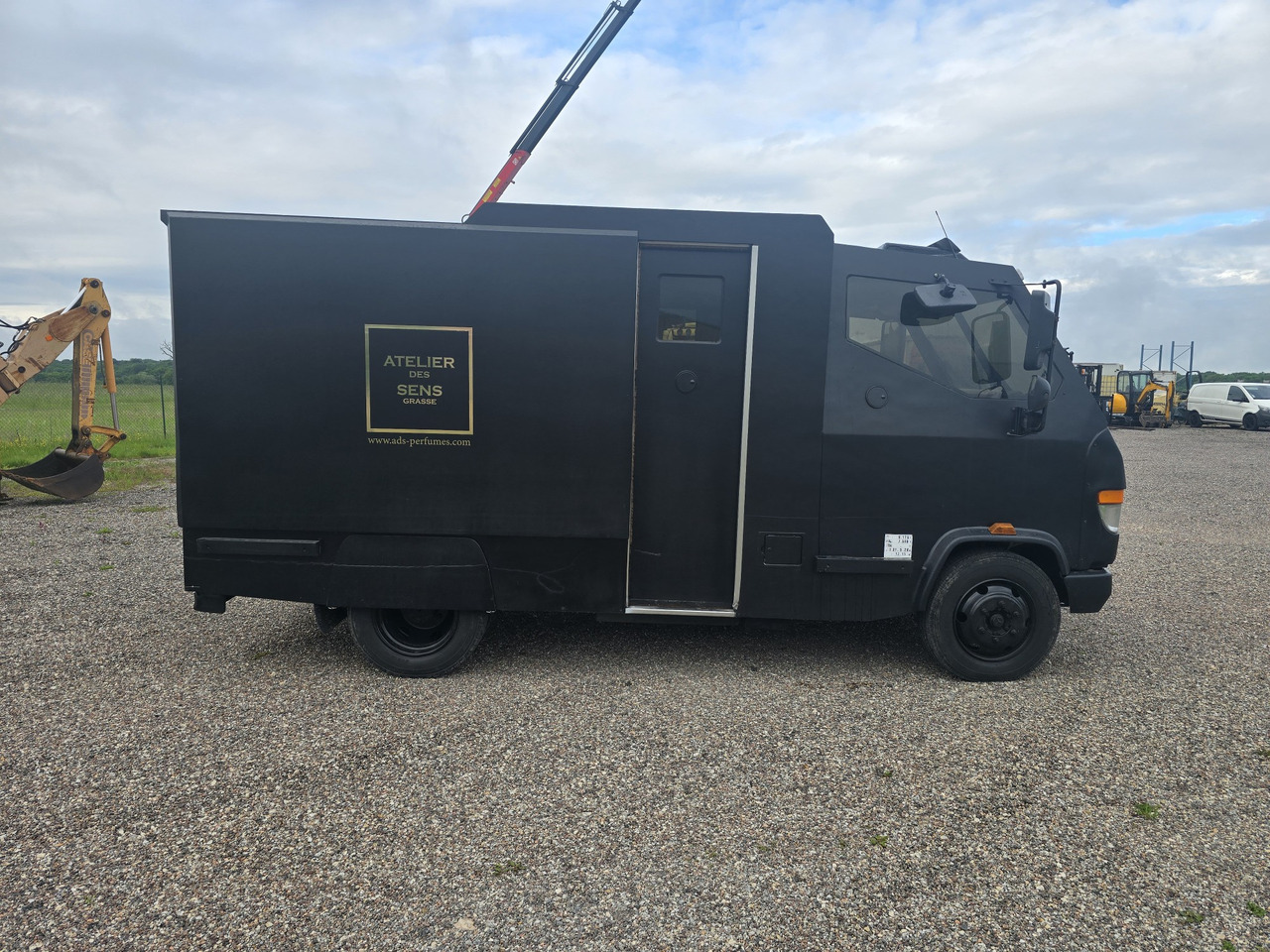 Mercedes Vario 816 - Páncélautó: 3 kép. Mercedes Vario 816 - Páncélautó: 3 kép.