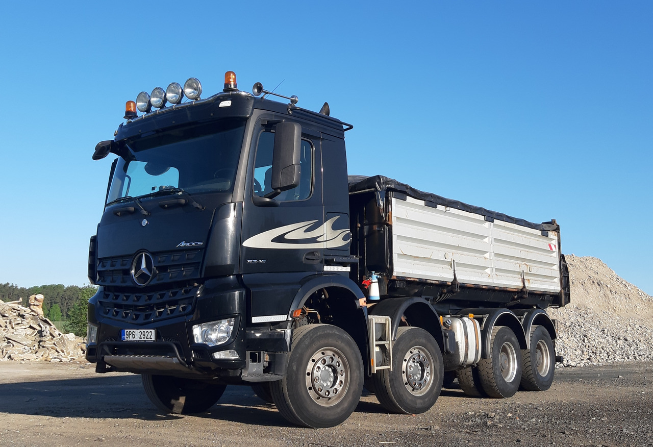 MERCEDES-BENZ AROCS 3245 8x4 Bordmatic THERMO CRAMARO AHK - Billenőplatós teherautó: 1 kép. MERCEDES-BENZ AROCS 3245 8x4 Bordmatic THERMO CRAMARO AHK - Billenőplatós teherautó: 1 kép.