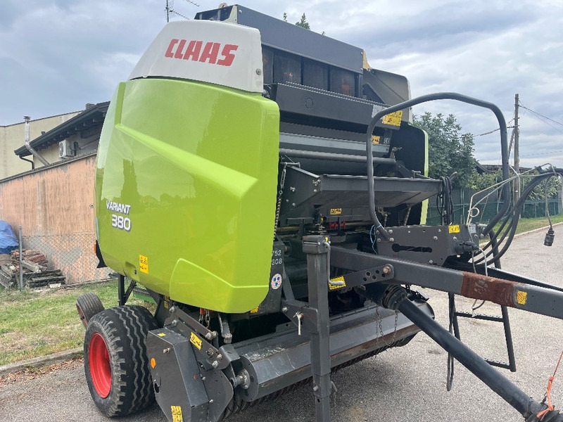 Claas Variant 380 - Bálázó: 1 kép. Claas Variant 380 - Bálázó: 1 kép.