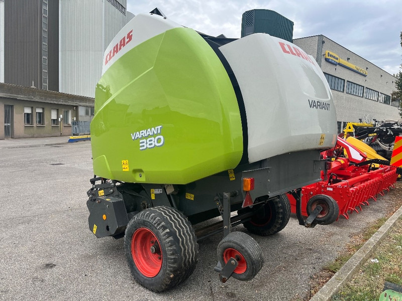 Claas Variant 380 - Bálázó: 4 kép. Claas Variant 380 - Bálázó: 4 kép.