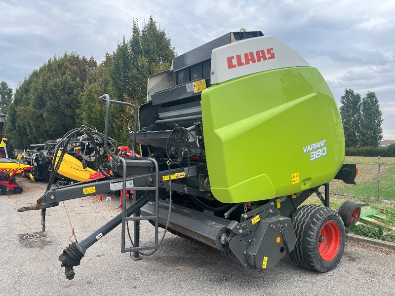 Claas Variant 380 - Bálázó: 4 kép. Claas Variant 380 - Bálázó: 4 kép.