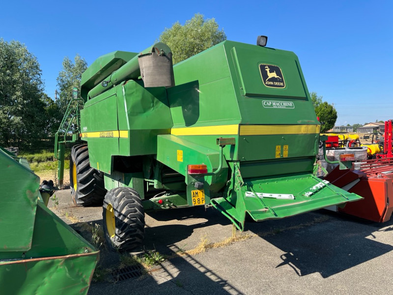 John Deere 2256 - Kombájn: 2 kép. John Deere 2256 - Kombájn: 2 kép.