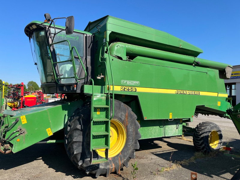 John Deere 2256 - Kombájn: 1 kép. John Deere 2256 - Kombájn: 1 kép.