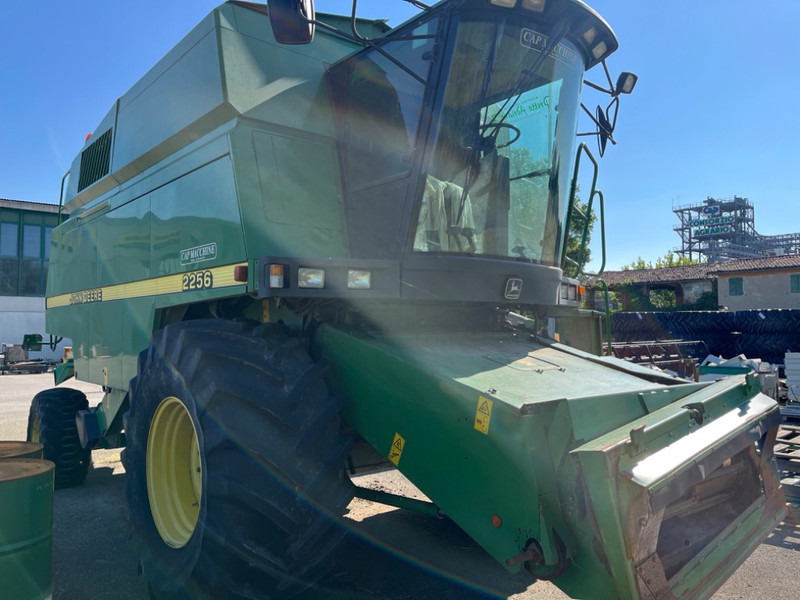 John Deere 2256 - Kombájn: 5 kép. John Deere 2256 - Kombájn: 5 kép.