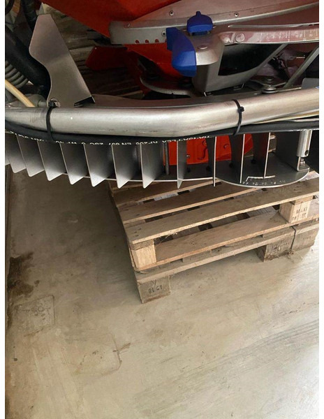 Kuhn Axis 40.1 W - Műtrágyaszóró: 3 kép. Kuhn Axis 40.1 W - Műtrágyaszóró: 3 kép.