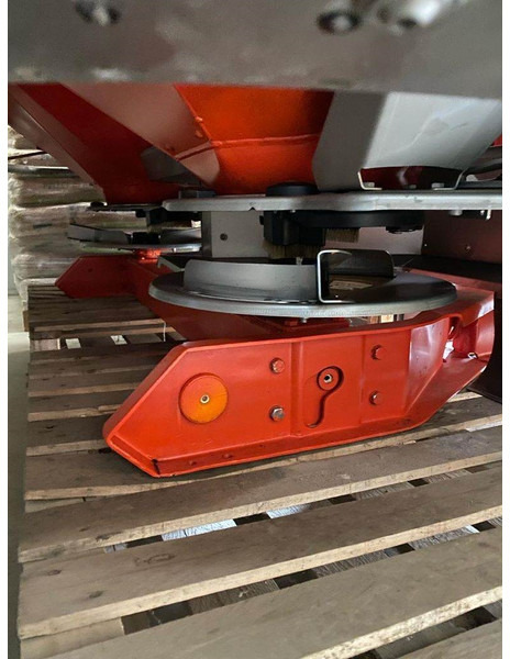 Kuhn Axis 40.1 W - Műtrágyaszóró: 2 kép. Kuhn Axis 40.1 W - Műtrágyaszóró: 2 kép.