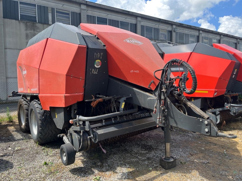 Kuhn LSB 1290 - Kocka bálázó: 2 kép. Kuhn LSB 1290 - Kocka bálázó: 2 kép.