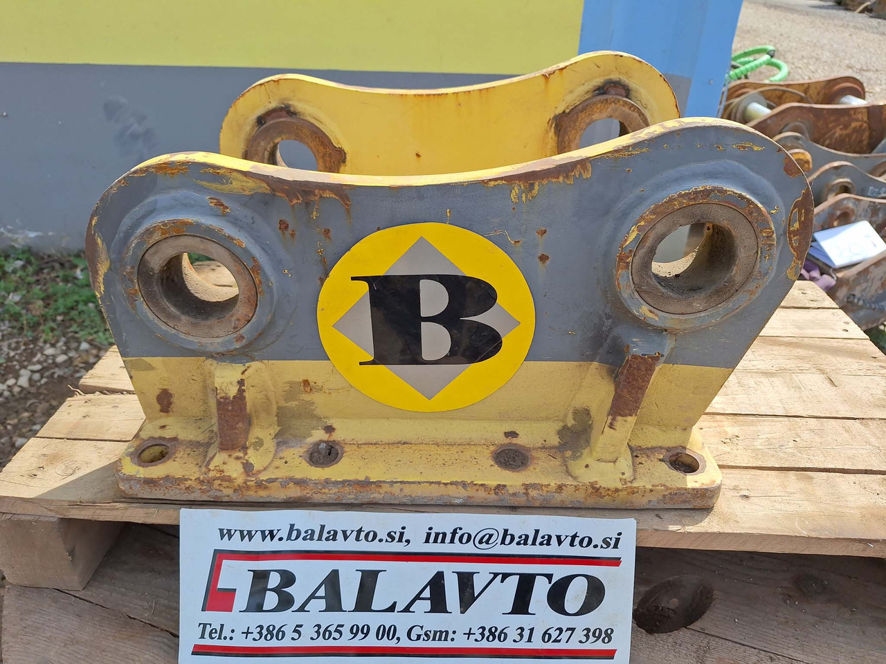 Attachment plate - Gyorscsatlakozó - Építőipari gépek: 2 kép. Attachment plate - Gyorscsatlakozó - Építőipari gépek: 2 kép.