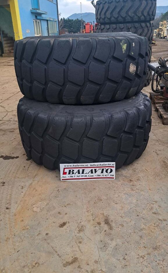 Bridgestone 29.5R25 - Gumiabroncs - Gumikerekes homlokrakodó: 5 kép. Bridgestone 29.5R25 - Gumiabroncs - Gumikerekes homlokrakodó: 5 kép.