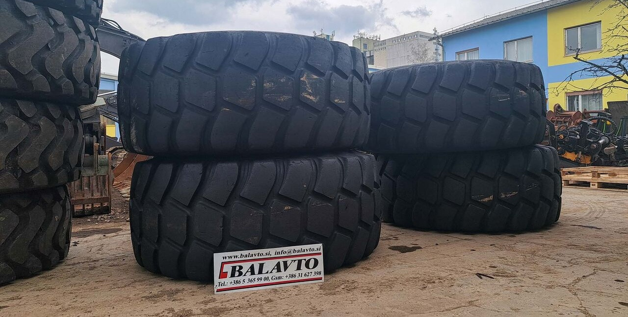 Bridgestone 29.5R25 - Gumiabroncs - Gumikerekes homlokrakodó: 1 kép. Bridgestone 29.5R25 - Gumiabroncs - Gumikerekes homlokrakodó: 1 kép.