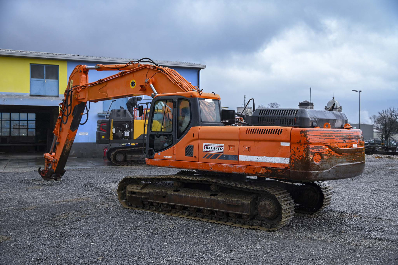 DOOSAN DX340LC - Lánctalpas kotró: 4 kép. DOOSAN DX340LC - Lánctalpas kotró: 4 kép.
