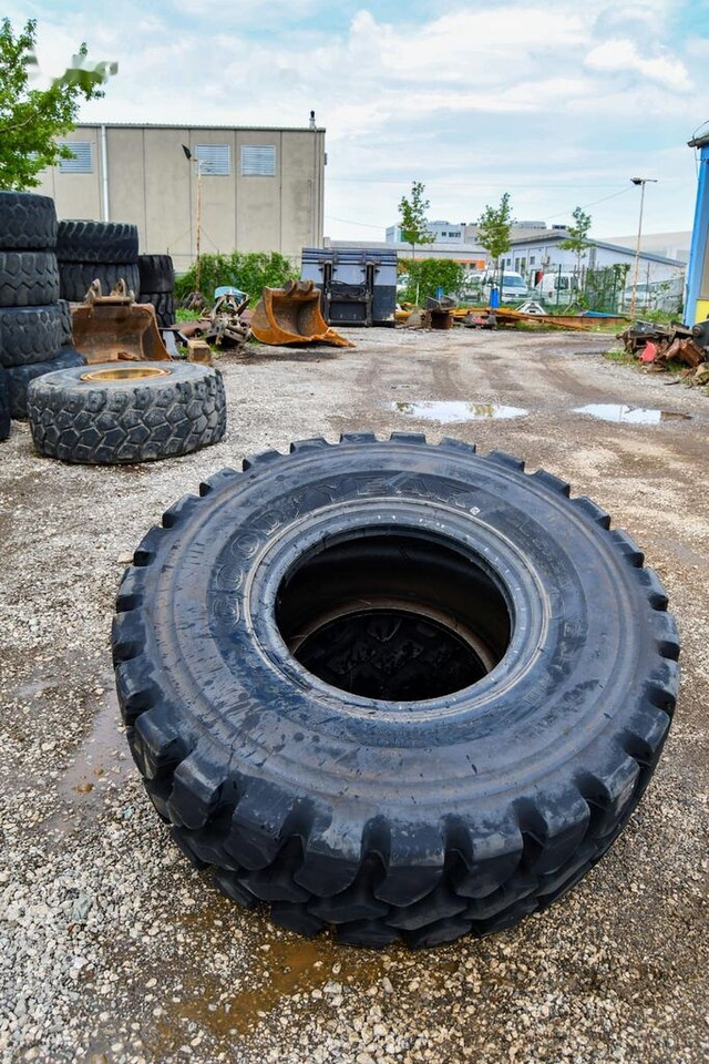 Goodyear 20.5R25 - Komplett kerék: 2 kép. Goodyear 20.5R25 - Komplett kerék: 2 kép.