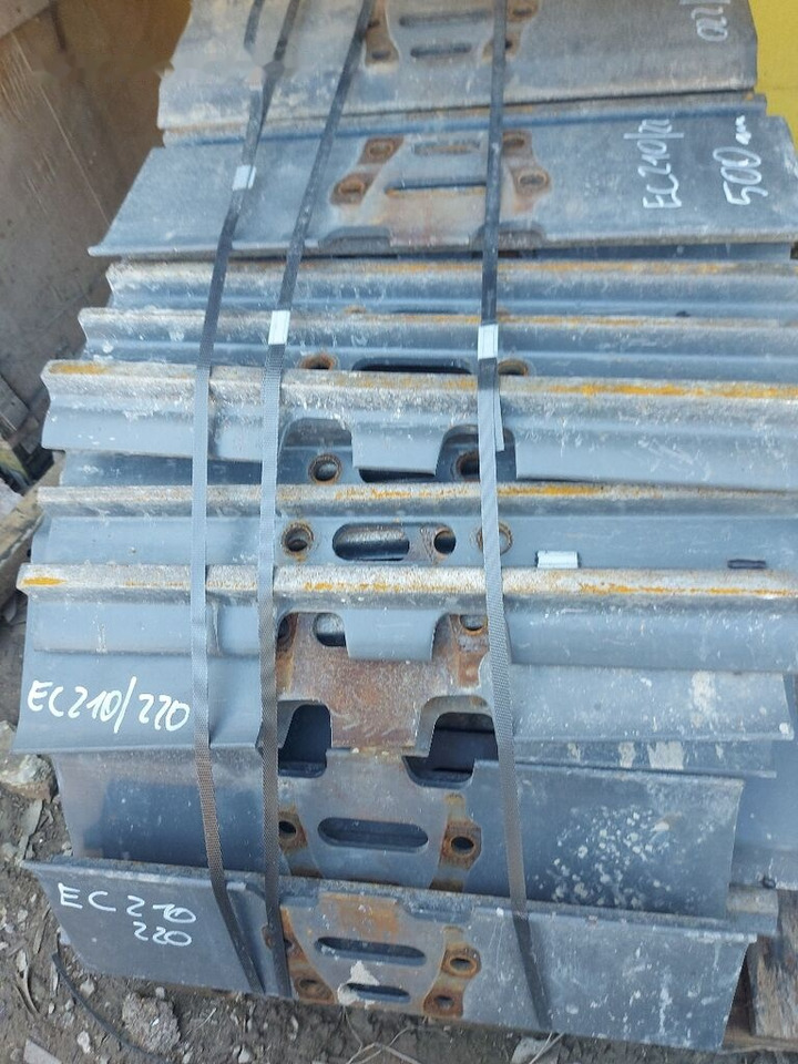 Grouser pads 600 mm Daewoo-Doosan DX225 NLC, Daewoo-Doosan Solar 220, Daewoo-Doosan Solar 225, Hitachi ZX180 LC, Hitachi ZX240, Hyundai HX180 HIGH WALKER, Komatsu PC150 LC, Komatsu PC160, Komatsu PC - Lánctalp - Kotrógép: 3 kép. Grouser pads 600 mm Daewoo-Doosan DX225 NLC, Daewoo-Doosan Solar 220, Daewoo-Doosan Solar 225, Hitachi ZX180 LC, Hitachi ZX240, Hyundai HX180 HIGH WALKER, Komatsu PC150 LC, Komatsu PC160, Komatsu PC - Lánctalp - Kotrógép: 3 kép.