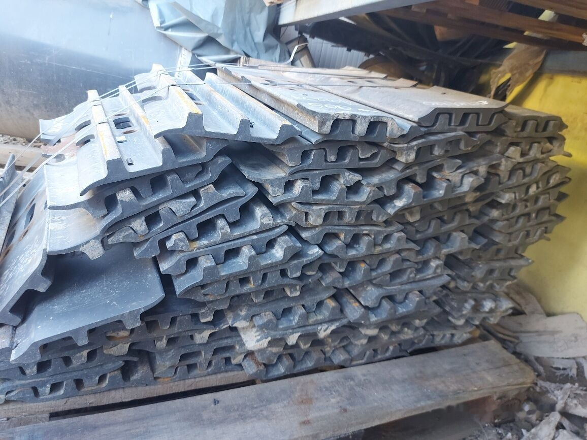 Grouser pads 600 mm Daewoo-Doosan DX225 NLC, Daewoo-Doosan Solar 220, Daewoo-Doosan Solar 225, Hitachi ZX180 LC, Hitachi ZX240, Hyundai HX180 HIGH WALKER, Komatsu PC150 LC, Komatsu PC160, Komatsu PC - Lánctalp - Kotrógép: 1 kép. Grouser pads 600 mm Daewoo-Doosan DX225 NLC, Daewoo-Doosan Solar 220, Daewoo-Doosan Solar 225, Hitachi ZX180 LC, Hitachi ZX240, Hyundai HX180 HIGH WALKER, Komatsu PC150 LC, Komatsu PC160, Komatsu PC - Lánctalp - Kotrógép: 1 kép.
