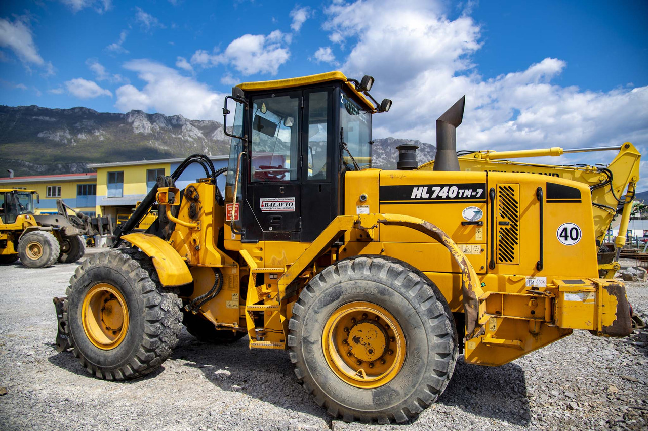 HYUNDAI HL740TM-7 for parts - Gumikerekes homlokrakodó: 3 kép. HYUNDAI HL740TM-7 for parts - Gumikerekes homlokrakodó: 3 kép.