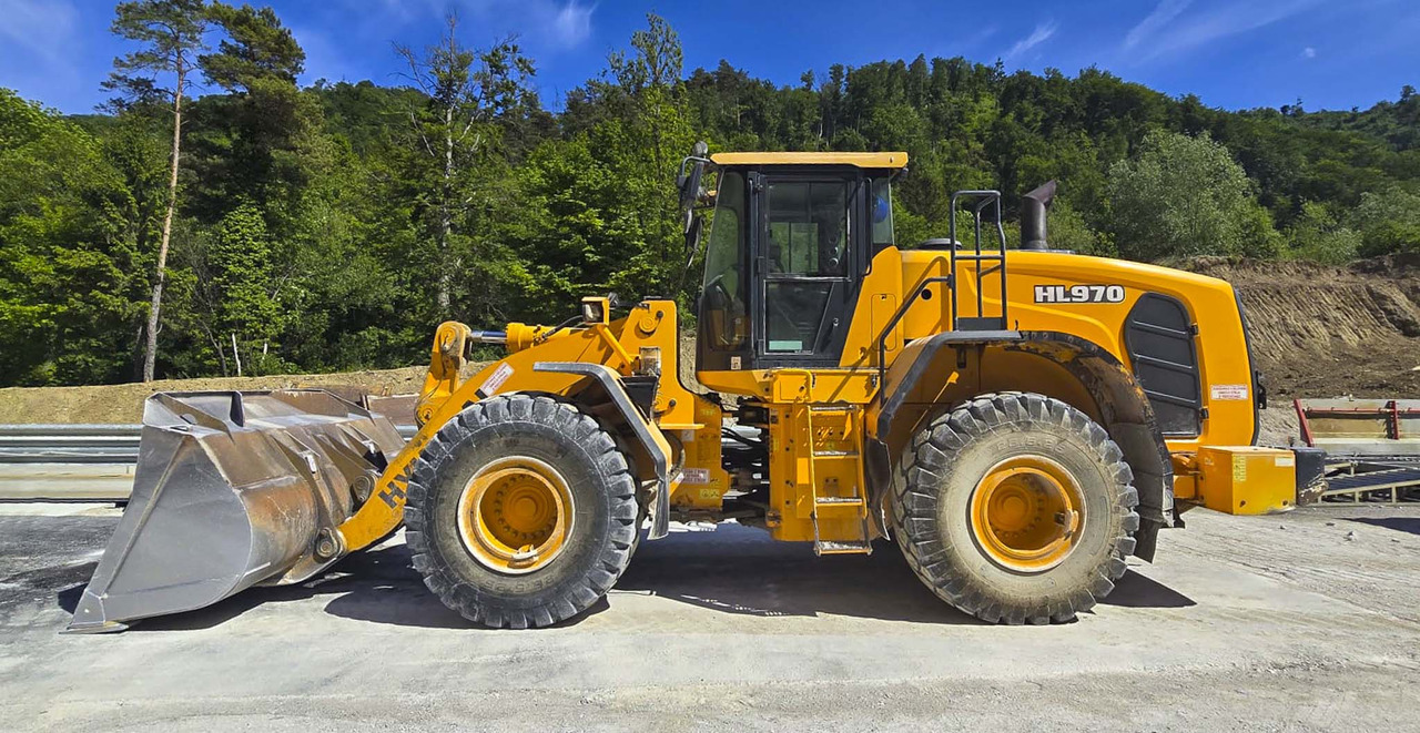 HYUNDAI HL970 - Gumikerekes homlokrakodó: 2 kép. HYUNDAI HL970 - Gumikerekes homlokrakodó: 2 kép.