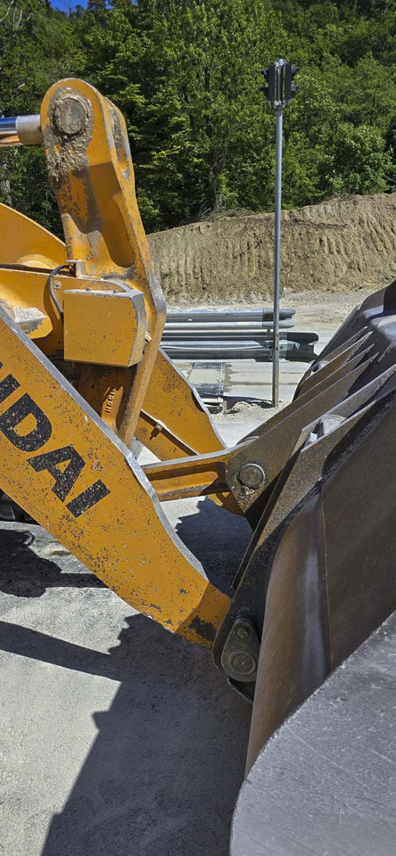 HYUNDAI HL970 - Gumikerekes homlokrakodó: 5 kép. HYUNDAI HL970 - Gumikerekes homlokrakodó: 5 kép.