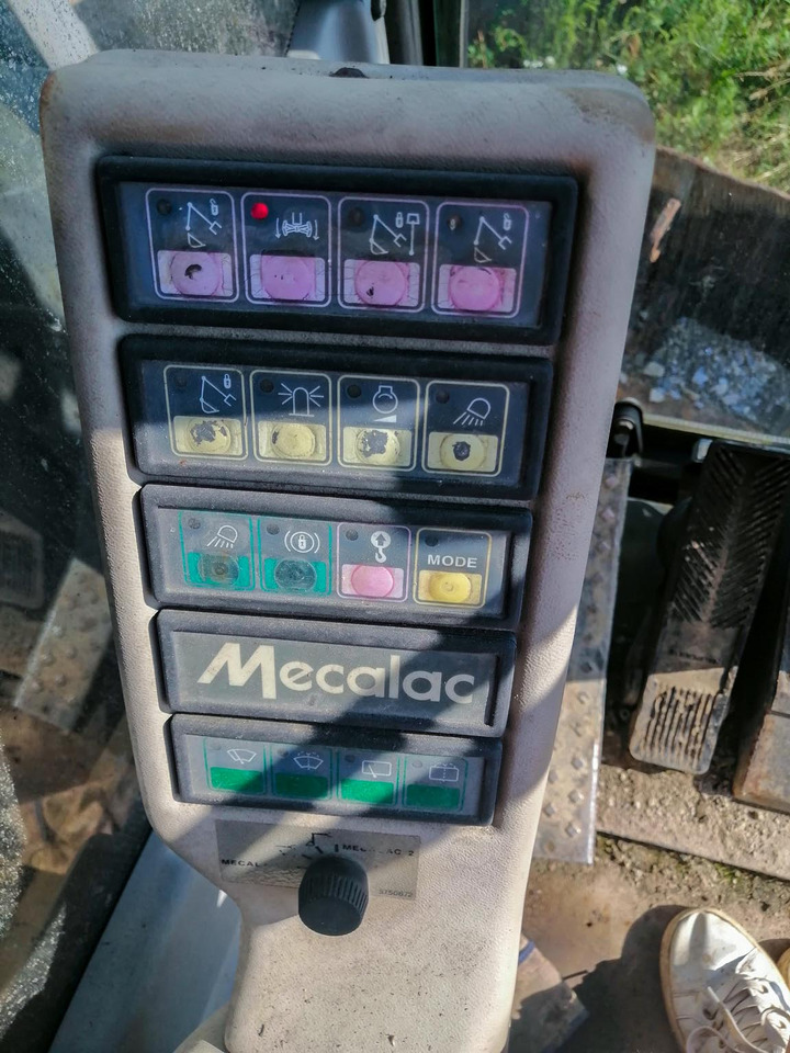 MECALAC 14 MXT - Gumikerekes kotró: 4 kép. MECALAC 14 MXT - Gumikerekes kotró: 4 kép.