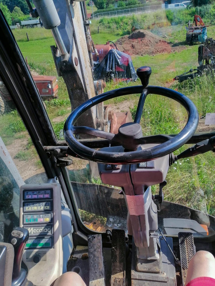 Mecalac 14 MXT - Gumikerekes kotró: 3 kép. Mecalac 14 MXT - Gumikerekes kotró: 3 kép.