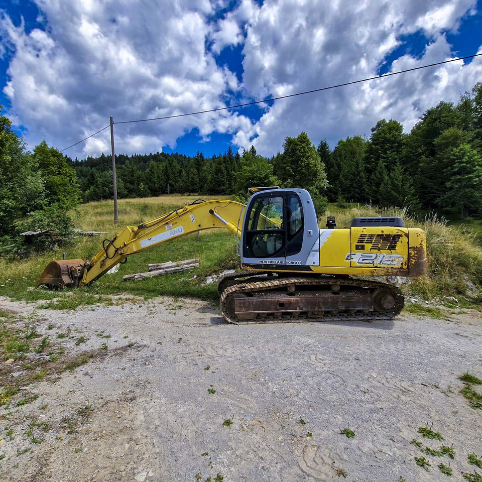 New Holland Kobelco E215 - Lánctalpas kotró: 1 kép. New Holland Kobelco E215 - Lánctalpas kotró: 1 kép.