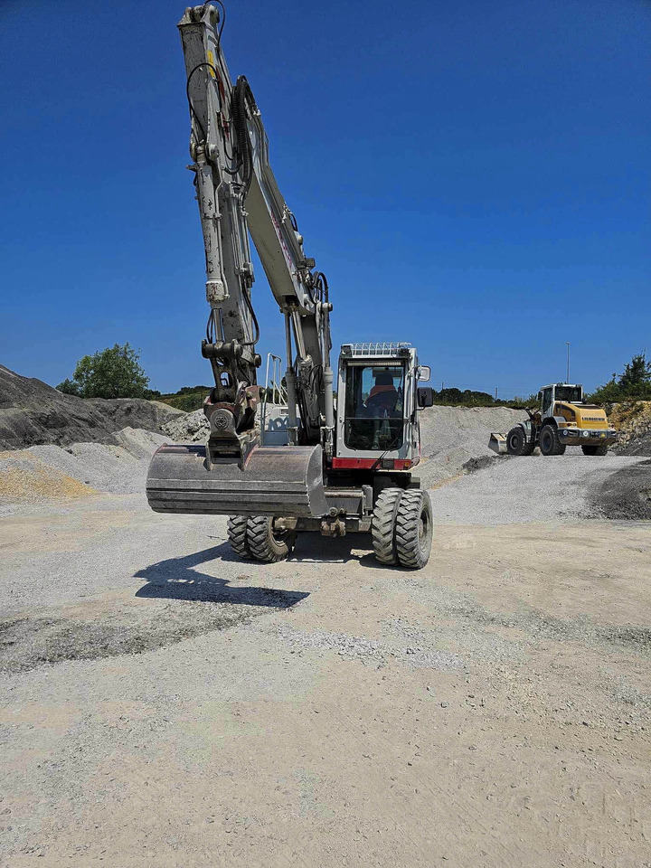 Takeuchi TB1160W - Gumikerekes kotró: 2 kép. Takeuchi TB1160W - Gumikerekes kotró: 2 kép.