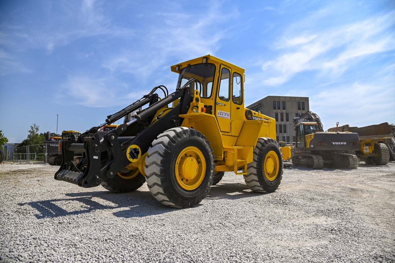 VOLVO BM4300 - Gumikerekes homlokrakodó: 1 kép. VOLVO BM4300 - Gumikerekes homlokrakodó: 1 kép.