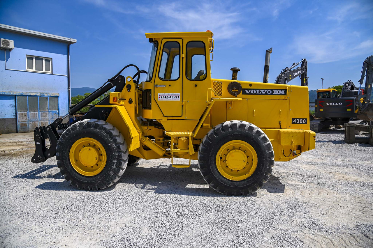 VOLVO BM4300 - Gumikerekes homlokrakodó: 4 kép. VOLVO BM4300 - Gumikerekes homlokrakodó: 4 kép.