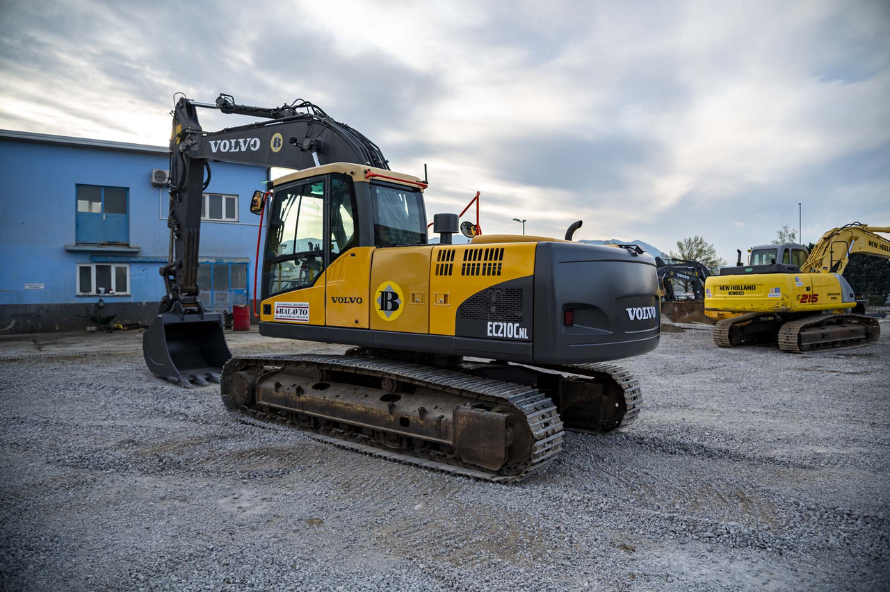 VOLVO EC210CNL - Lánctalpas kotró: 4 kép. VOLVO EC210CNL - Lánctalpas kotró: 4 kép.