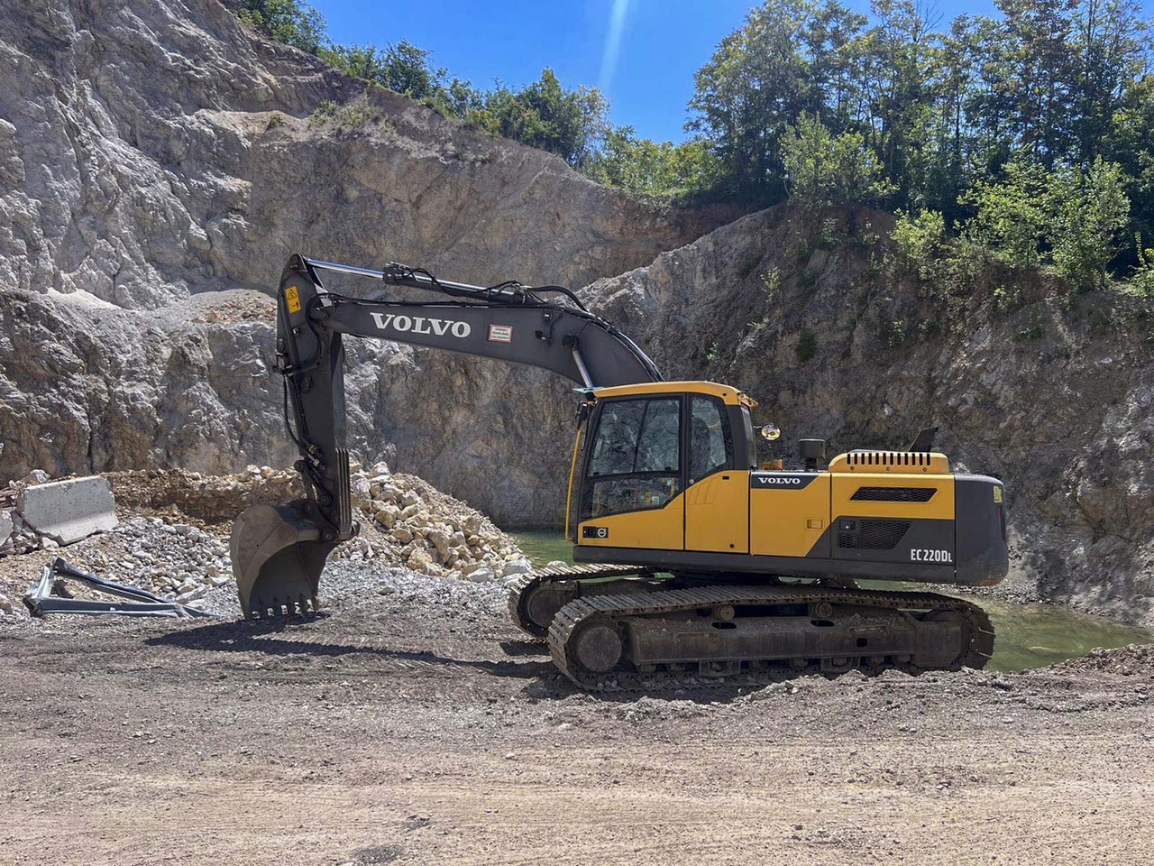 VOLVO EC220D - Lánctalpas kotró: 1 kép. VOLVO EC220D - Lánctalpas kotró: 1 kép.