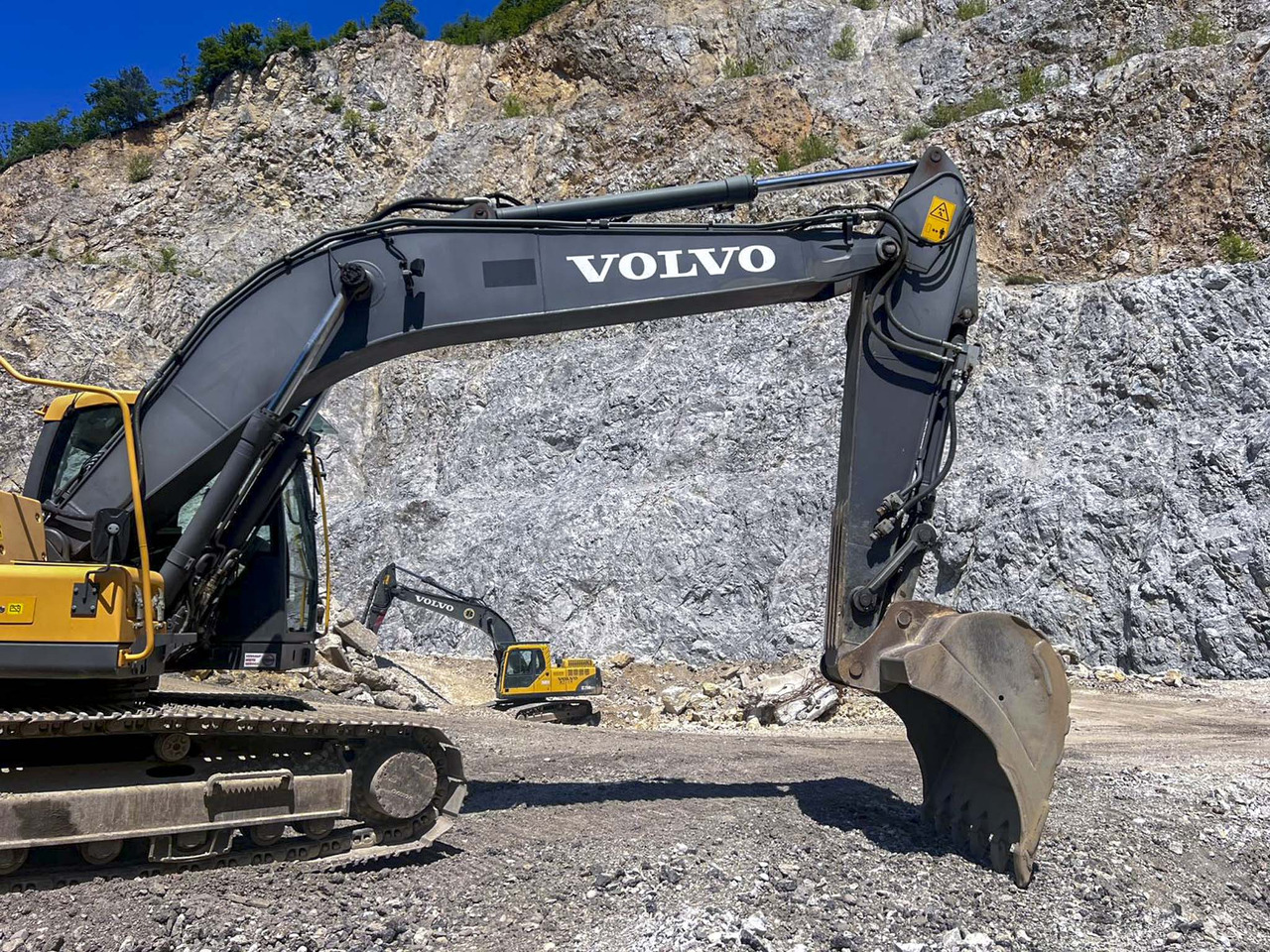 VOLVO EC220D - Lánctalpas kotró: 4 kép. VOLVO EC220D - Lánctalpas kotró: 4 kép.