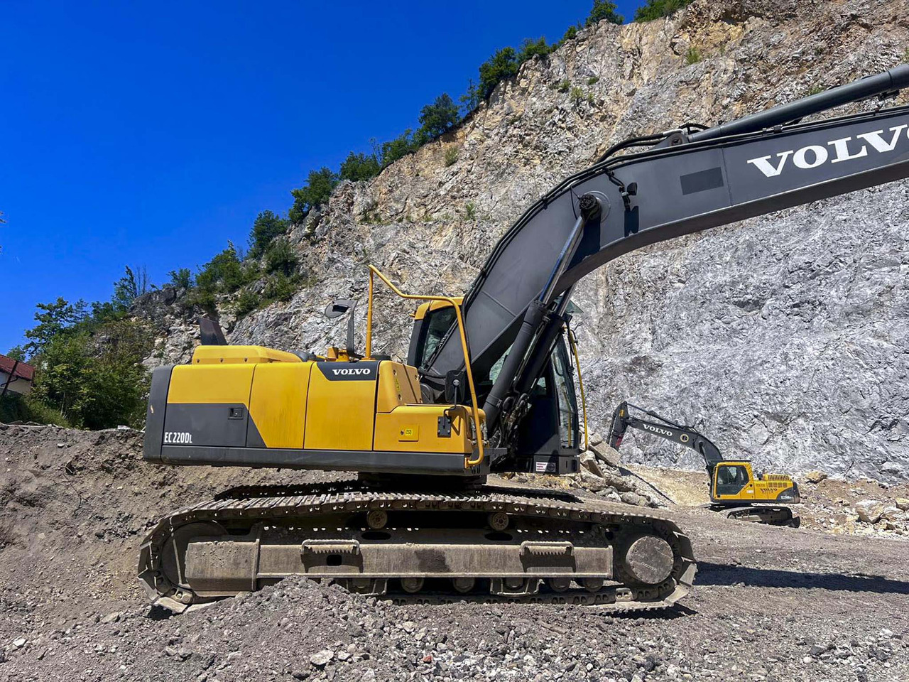 VOLVO EC220D - Lánctalpas kotró: 5 kép. VOLVO EC220D - Lánctalpas kotró: 5 kép.