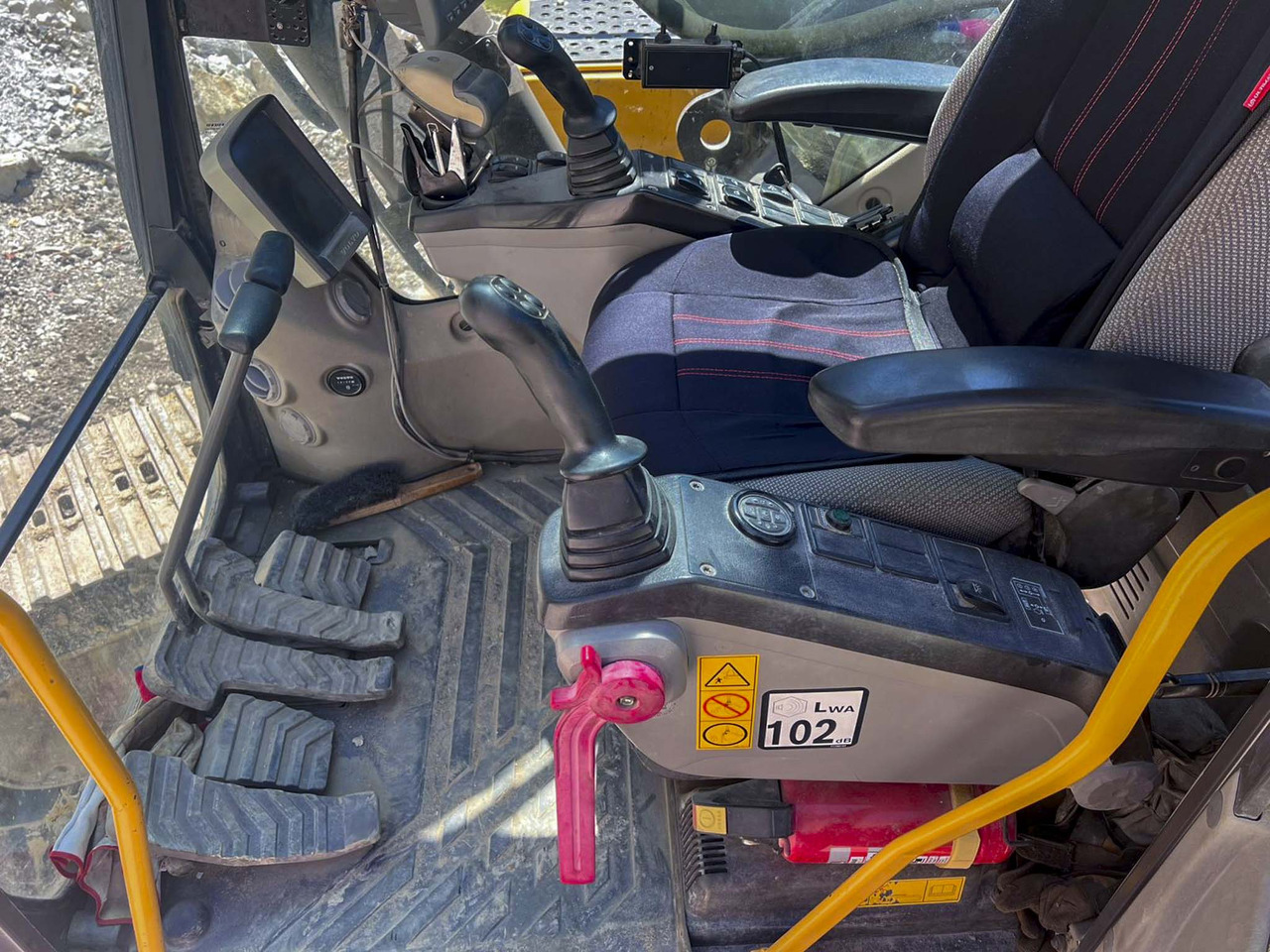 Lánctalpas kotró VOLVO EC220D: 11 kép. Lánctalpas kotró VOLVO EC220D: 11 kép.