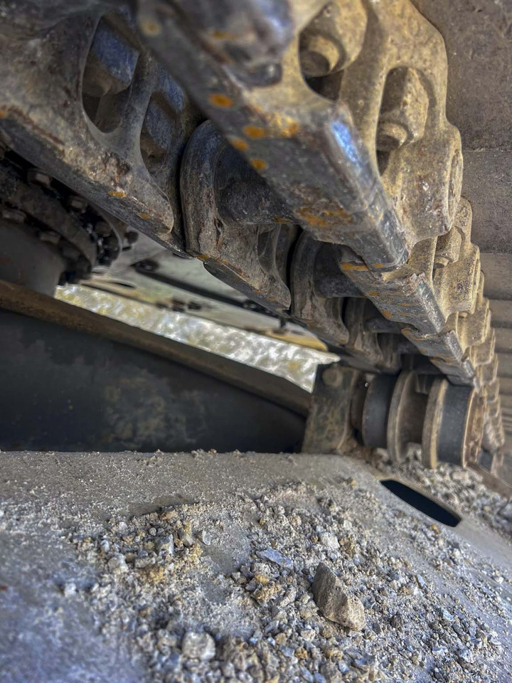 Lánctalpas kotró VOLVO EC220D: 6 kép. Lánctalpas kotró VOLVO EC220D: 6 kép.