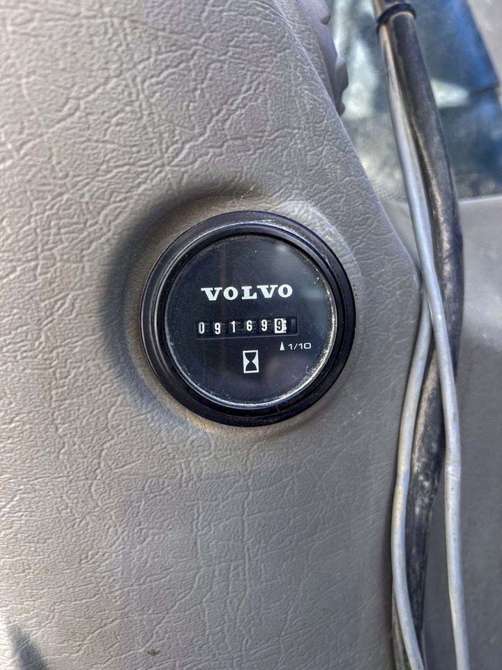 Lánctalpas kotró VOLVO EC220D: 12 kép. Lánctalpas kotró VOLVO EC220D: 12 kép.