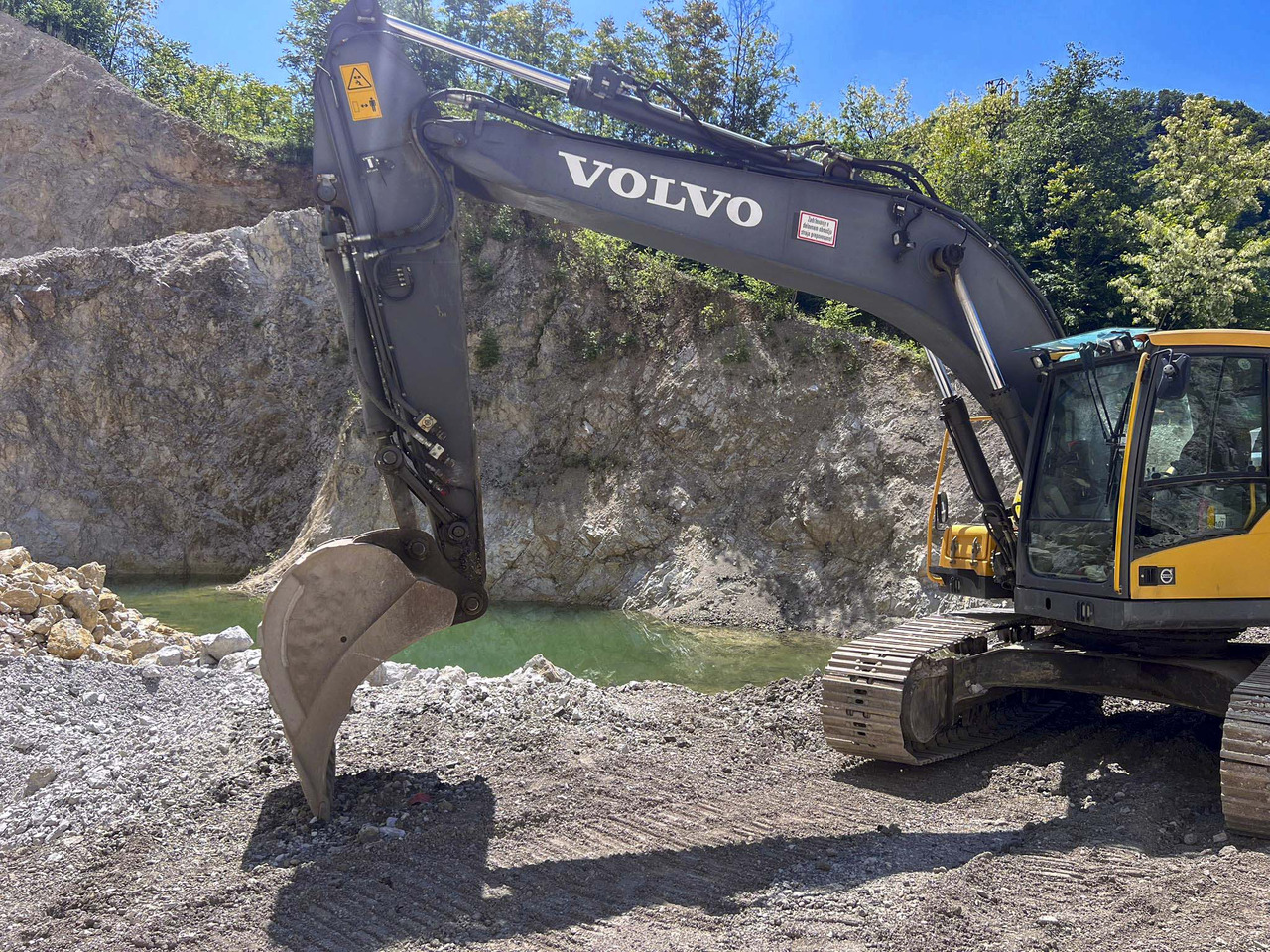 VOLVO EC220D - Lánctalpas kotró: 2 kép. VOLVO EC220D - Lánctalpas kotró: 2 kép.