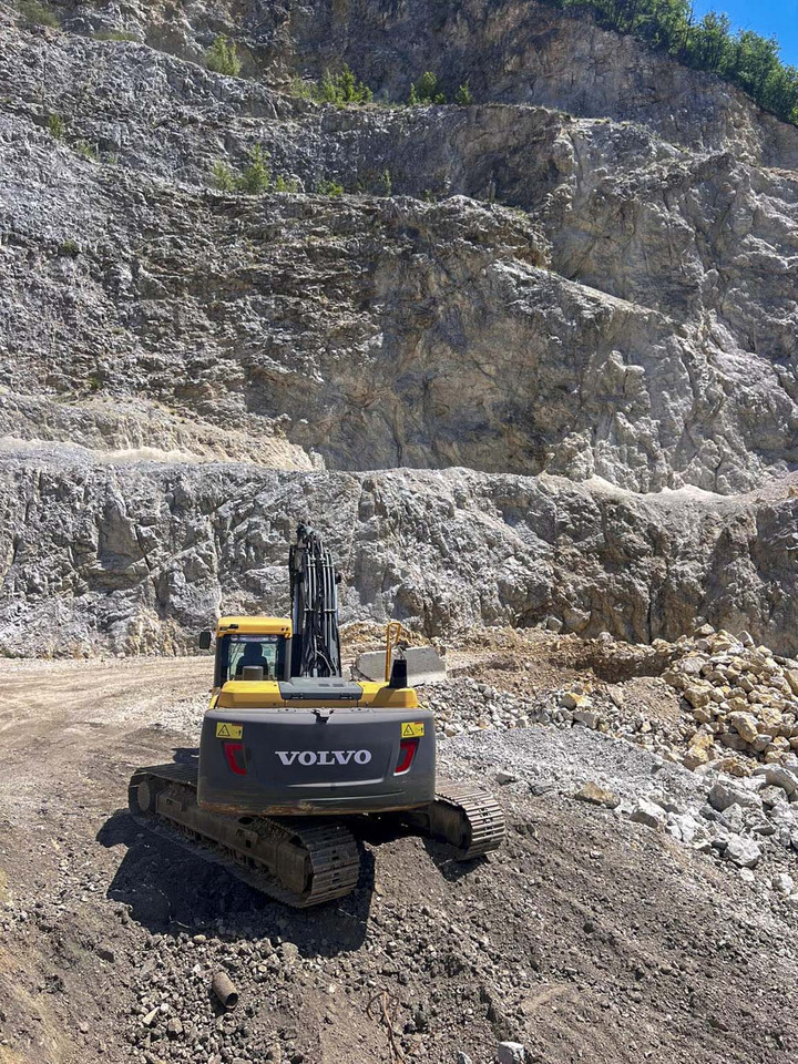 VOLVO EC220D - Lánctalpas kotró: 3 kép. VOLVO EC220D - Lánctalpas kotró: 3 kép.