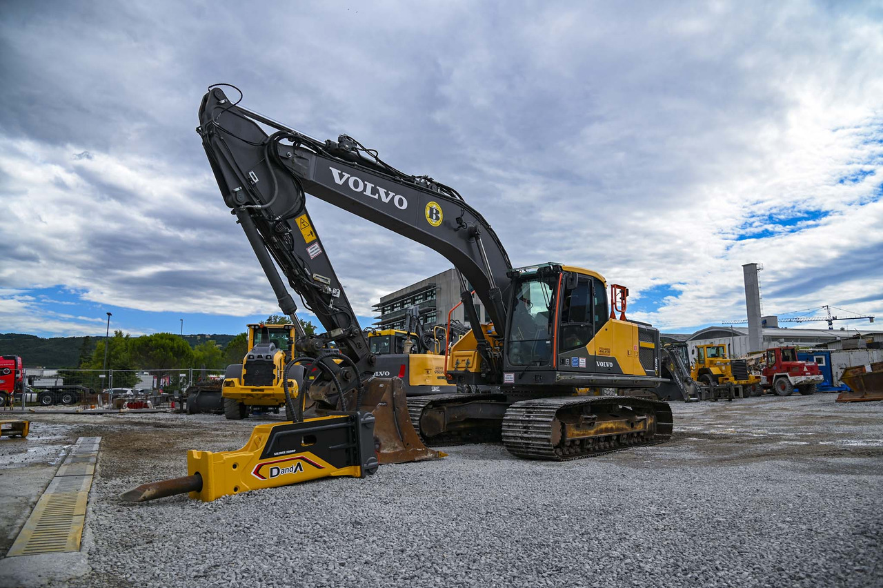 VOLVO EC220EL - Lánctalpas kotró: 4 kép. VOLVO EC220EL - Lánctalpas kotró: 4 kép.