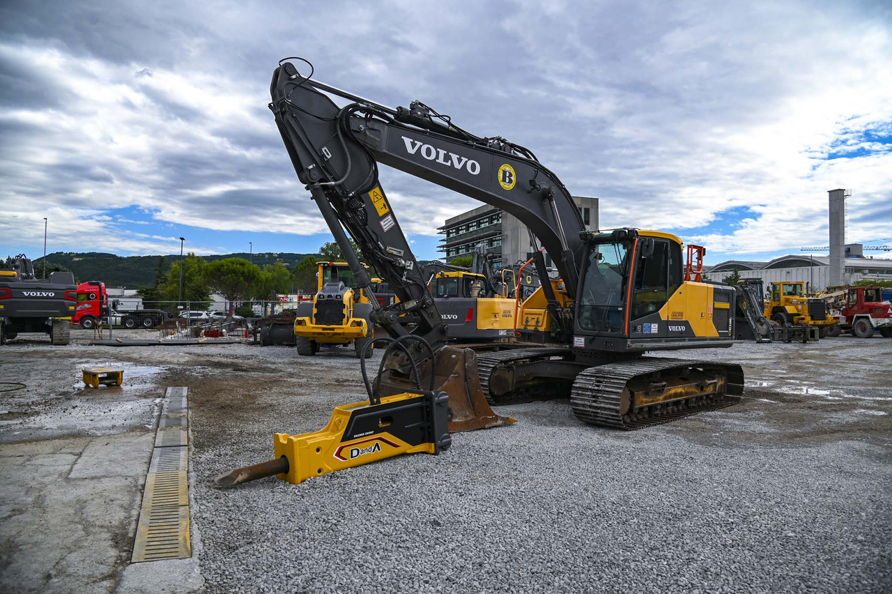 VOLVO EC220EL - Lánctalpas kotró: 3 kép. VOLVO EC220EL - Lánctalpas kotró: 3 kép.