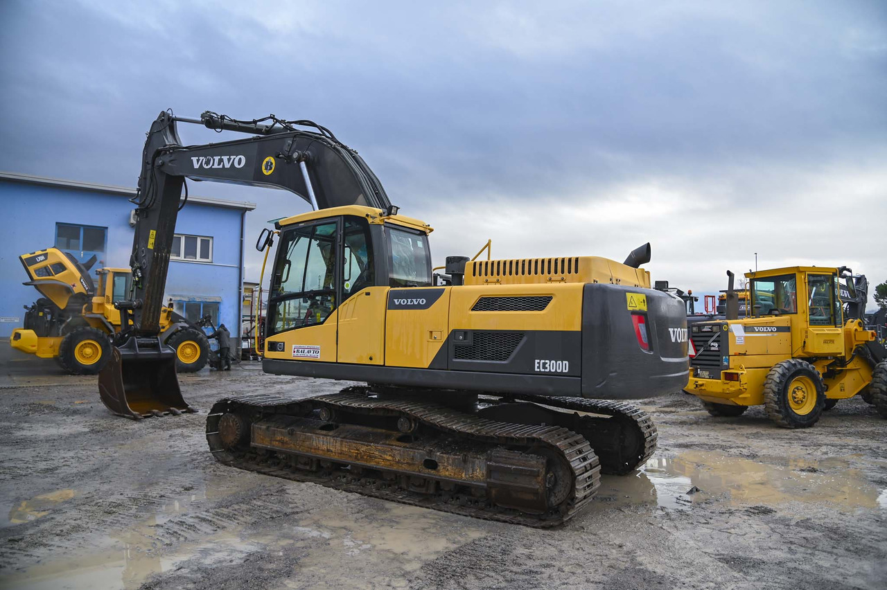 VOLVO EC300DNL - Lánctalpas kotró: 4 kép. VOLVO EC300DNL - Lánctalpas kotró: 4 kép.