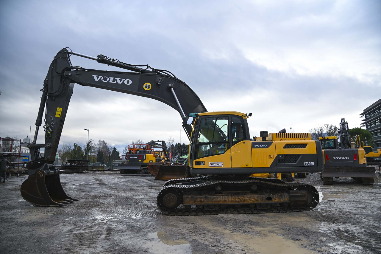 VOLVO EC300DNL - Lánctalpas kotró: 2 kép. VOLVO EC300DNL - Lánctalpas kotró: 2 kép.
