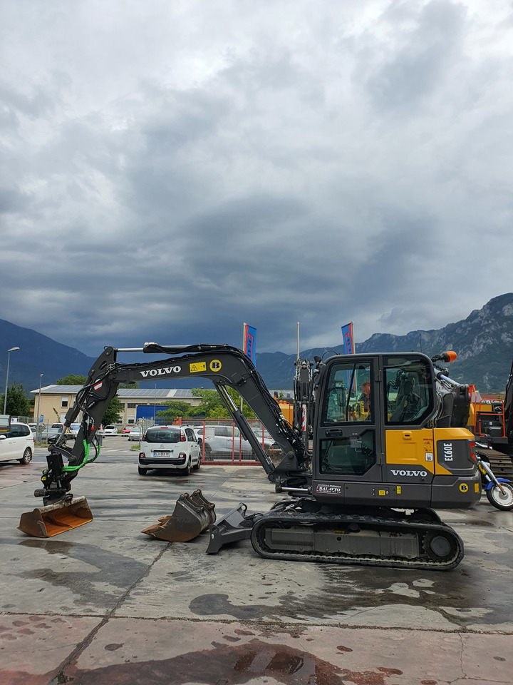 VOLVO EC60E - Minikotró: 2 kép. VOLVO EC60E - Minikotró: 2 kép.