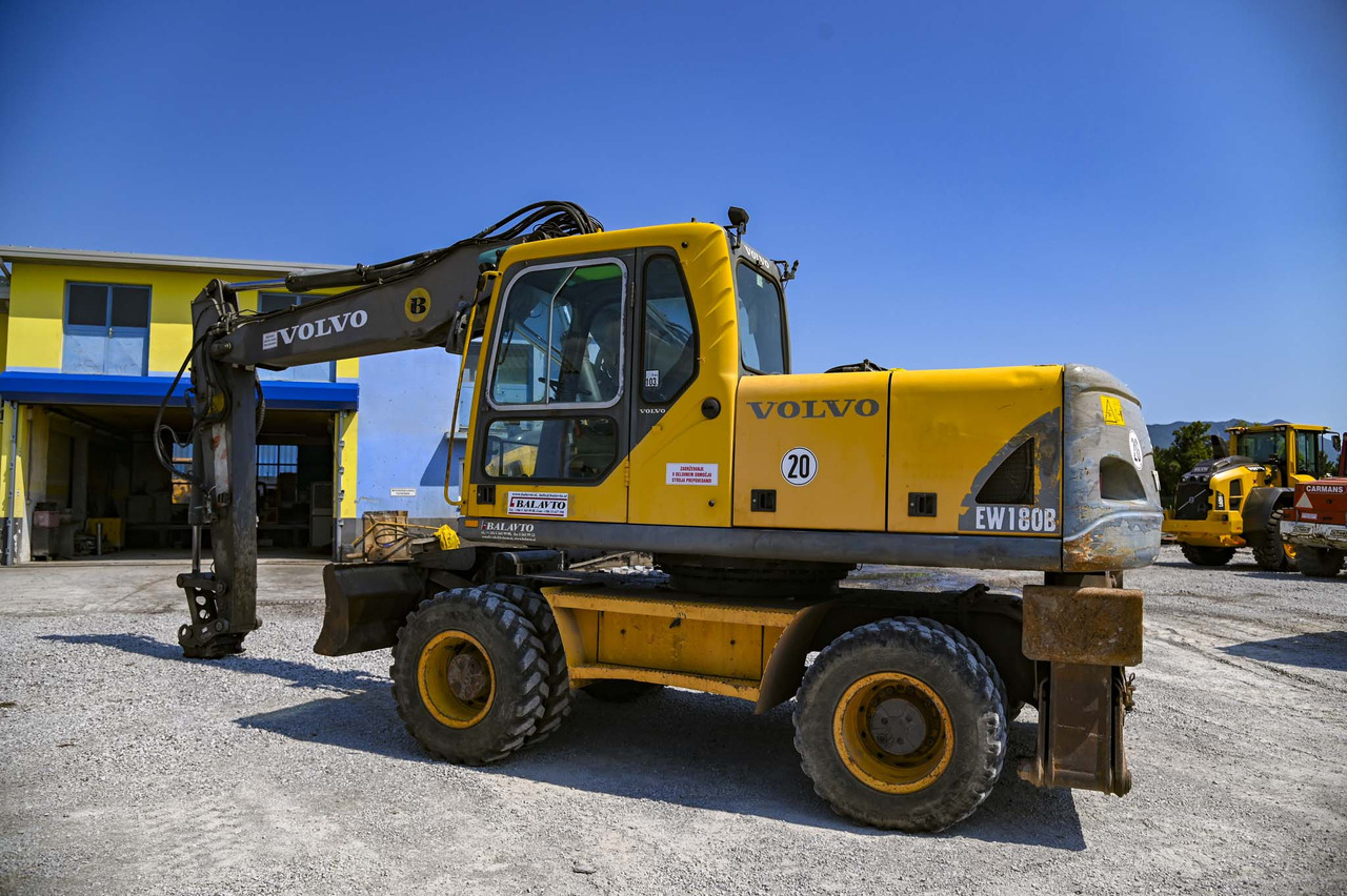 VOLVO EW180B - Gumikerekes kotró: 3 kép. VOLVO EW180B - Gumikerekes kotró: 3 kép.