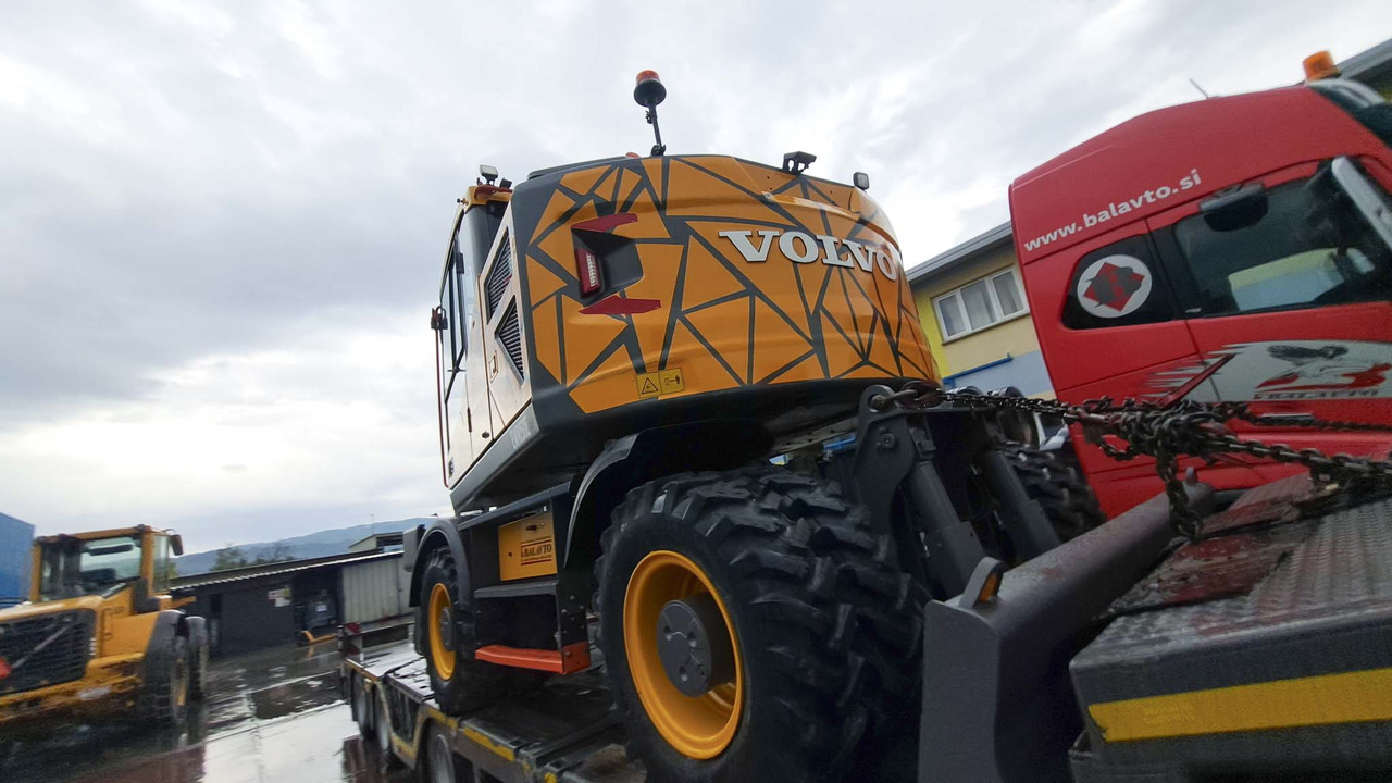 VOLVO EWR150E - Gumikerekes kotró: 4 kép. VOLVO EWR150E - Gumikerekes kotró: 4 kép.