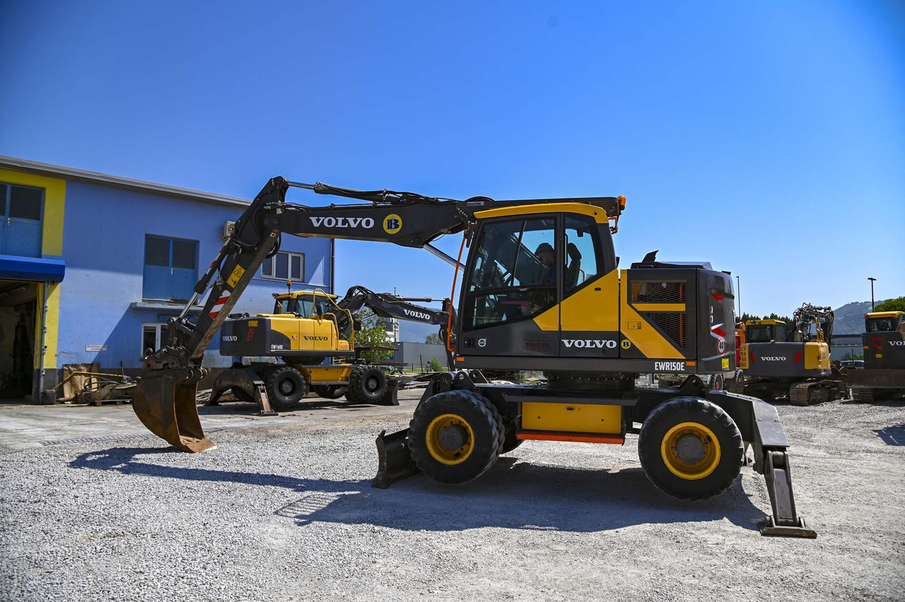 VOLVO EWR150E - Gumikerekes kotró: 3 kép. VOLVO EWR150E - Gumikerekes kotró: 3 kép.